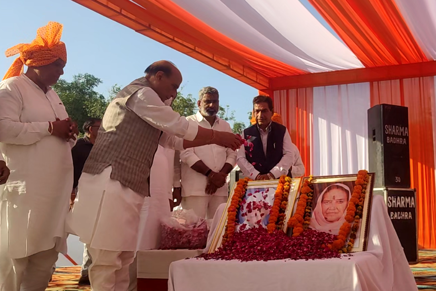 द्वारका में श्रद्धांजलि सभा, राजनाथ सिंह और राकेश टिकैत ने किया जनता को संबोधित